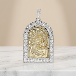 Colgante Religioso de Moissanita Virgen María, Diseño de Arco en Oro de 18K, Engaste de Bisel, Corte Brillante Redondo, Joyería Católica Unisex - Product Image 1
