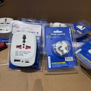 Adaptador de Viaje Universal 16A con Doble Salida USB Tipo C 5V 1000mA, Enchufe para Europa y Reino Unido, Estándar 823E, Hecho en China - Product Image 1