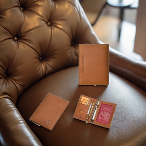 Cartera de Viaje Minimalista Vintage de Cuero Boshiho con Bloqueo RFID, Funda Personalizada para Pasaporte con Bolsillo con Cremallera para Monedas - Product Image 2