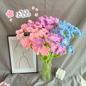 Produit fini, bouquet de fleurs en laine tissée à la main Myosotis Sylvatica, prêt à l'emploi, cadeau gratuit pour petit ami ou petite amie - Product Image 1
