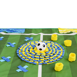Tapis olfactif pour chiens sur le thème du football, jouet interactif d'entraînement, tapis d'exercice pour la recherche de nourriture, tapis de jeu souple, utilisable en toutes saisons - Product Image 1