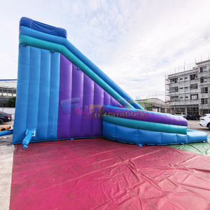 Toboggan aquatique géant gonflable pour enfants, avec piscine et glissière incurvée. - Product Image 4