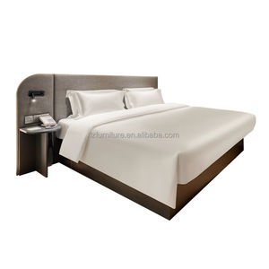 Ensemble de lit d'hôtel à prix d'usine, sur mesure, avec tête de lit intégrée rembourrée en tissu, base en bois, disponible en tailles King, Queen et Simple, et draps inclus - Product Image 1