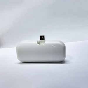 Batterie externe mini 4000 mAh ultra-fine en forme de capsule, charge rapide PD 20W, avec connecteur intégré - Product Image 5
