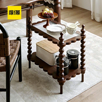 Table basse de salon de style français vintage, style américain du milieu du siècle, en bois massif avec plateau en marbre et étagère de rangement