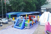 Terrain de football gonflable commercial avec buts pour enfants et adultes, idéal pour événements extérieurs et activités de team building