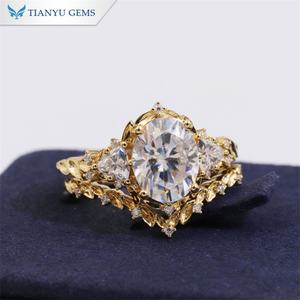 Tianyu Gems 9,87G 18K oro amarillo corazones ovalados y flechas cortadas Moissanite y triángulo Moissanite anillo conjunto para mujeres - Product Image 5
