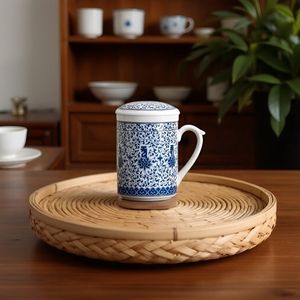 Tazza da Ufficio in Stile Retrò Blu e <span class=keywords><strong>Bianca</strong></span> con Coperchio e Filtro, Tazza in Ceramica per Microonde, Tazza in <span class=keywords><strong>Porcellana</strong></span> <span class=keywords><strong>Bianca</strong></span> per Regalo Aziendale - Product Image 1