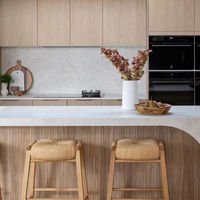 Meubles de cuisine minimalistes en chêne clair Vermonhouzz avec îlot, armoires de cuisine modulaires en bois sur mesure pour usage domestique