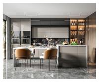Îlot de cuisine moderne en bois de style européen avec armoire de rangement, finition stratifiée, robinet mural et accessoires de charnières