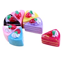 Miniature Kawaii en forme de gâteau triangulaire à la fraise, en résine, pour la décoration de maison de poupée ou de jeu.