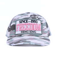 Casquette de baseball snapback 5 panneaux non structurée à visière vieillie, rose vif camouflage, avec logo brodé personnalisé, vente en gros usine BSCI