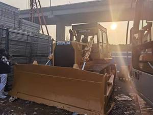 Bouteur sur chenilles Caterpillar D7G d'occasion, modèle 2023, capacité de bulldozing de 8,6 m, puissance de 90 CV, entièrement reconditionné, prêt pour le terrain - Product Image 3