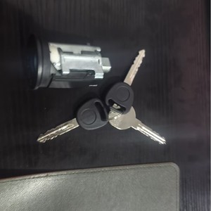 Pontiac Ignition <b>Lock</b> Cylinder 7009492 19207987 With Chip 2 <b>Keys</b> Black Plastic - Product Image 3