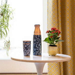 Thermos en cuivre avec motif floral, ensemble de vaisselle en cuivre avec bouteille anti-fuite et verres en cuivre pour offrir en cadeau et pour le bien-être - Product Image 1