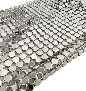Tissu en maille de paillettes métalliques argentées flexibles - Tissu en maille de chaîne d'<span class=keywords><strong>aluminium</strong></span> pour la mode et les applications décoratives - Product Image 2