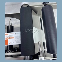 Petite machine d'étiquetage adhésif semi-automatique de bureau pour bouteilles d'eau rondes en plastique PET, canettes et bocaux