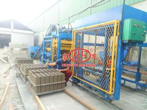 Machine automatique de fabrication de carreaux en blocs creux en brique Machines pour les petites entreprises Prix des sols en béton et en argile QT4-25 d'idée d'entreprise
