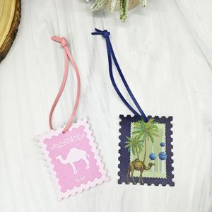 Colgante de cuero con estampado de camello y letras árabes del desierto, impreso con UV, estilo bohemio, para bolso, recuerdo promocional de HR Dubai - Product Image 1