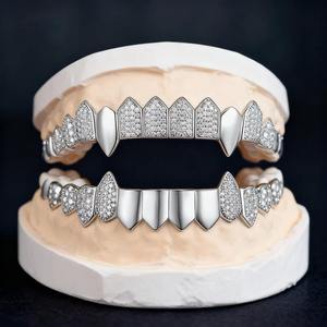 Venta al por mayor de joyería dental de moda estilo Hip Hop, con diseño vintage de Provenza, de ajuste personalizado, con moissanita, plata 925 y polvo de diamante. - Product Image 4