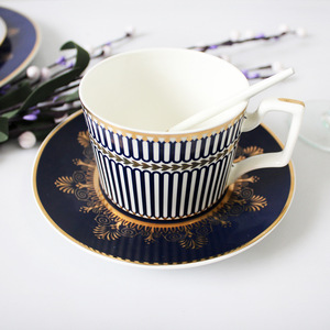 Service de table en porcelaine fine de style européen avec rayures géométriques bleues et dorées pour banquets de mariage et restaurants haut de gamme - Product Image 6