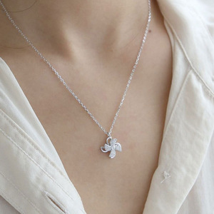 Collana con Ciondolo a Forma di Mulino a Vento Rotante per Donne, Accessorio Semplice da Indossare Quotidianamente - Product Image 3