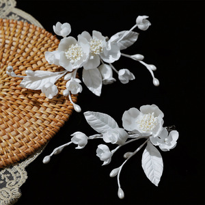 25 Pinzas para el Cabello con Flores Blancas, Diseño Original, Hechas a Mano, Exquisitas y de Alta Gama, para Sesiones de Fotos Nupciales - Product Image 2