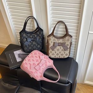 2025 Model Women's Casual Tote Handbag with Geometric Print Magnetic Closure PU Material Anti-Theft & Durable Design - Product Image 6