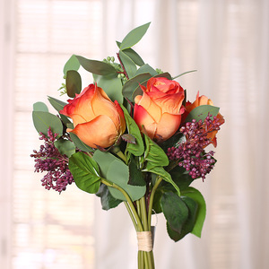 Ramo de Rosas Artificiales Naranjas Pre-Atado con Eucalipto y Bayas Púrpuras, Arreglo Floral de Seda para Decoración de Mesa y Jarrones del Hogar - Product Image 6