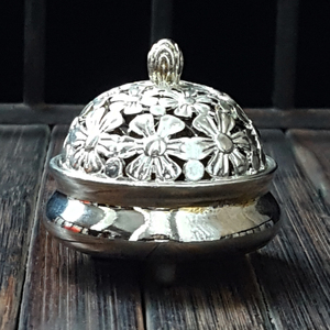 Beliebter Silberner Kleiner Gänseblümchen-Räucherstäbchenhalter mit Deckel Tragbarer Haushalts-Sandelholz-Brenner Räucherstäbchen-Diffusor Souvenir-Geschenk - Product Image 2