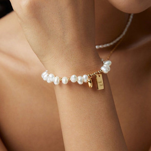 Bracelet tendance en perles artificielles, motif cœur et carré porte-bonheur, design élégant et haut de gamme pour femme – Nouvelle collection à succès - Product Image 2