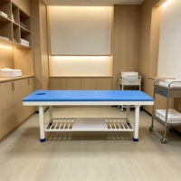 Table de massage thérapeutique pratique pour hôpital avec étagère de rangement intégrée, lit de soins à domicile doté d'un revêtement antibactérien et d'une capacité de charge élevée