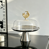 Support à gâteau élégant et écologique en acier inoxydable de luxe avec couvercle en acrylique transparent et bouton sculpté doré pour la présentation de desserts