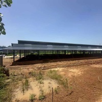 Bâtiment agricole en structure métallique pour l'élevage de volailles et de bovins