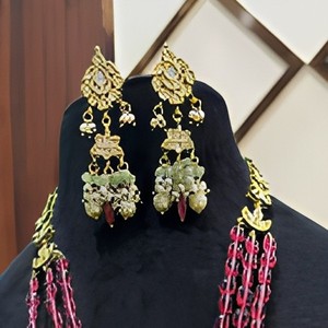 Magnífico Conjunto de Collar y Pendientes de Moissanita y Kundan de Latón Chapado en Oro Antiguo de Calidad Premium para Colección de Bodas y Fiestas - Product Image 2