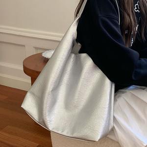 Sac fourre-tout argenté avec boucle magnétique souple, grande capacité, sac à bandoulière pour femme, usage quotidien, couleur unie, été 2024 - Product Image 1