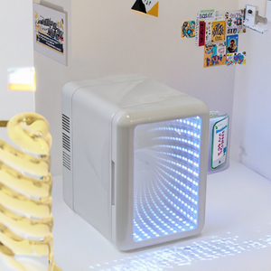 Mini Refrigerador Ecológico de 4L con Luz de Color Integrada y Humectante para el Cuidado Facial y Uso en Escritorio, 1 Año de Garantía - Product Image 3