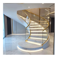 Escalier intérieur moderne et durable en métal et bois courbé avec rampe en verre pour appartement, hall, sous-sol – Conception écologique personnalisable