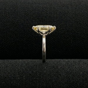 Bague en platine sertie de diamants de qualité supérieure pour femmes, bijoux de mariage élégants et minimalistes avec un attrait de mode contemporain - Product Image 4