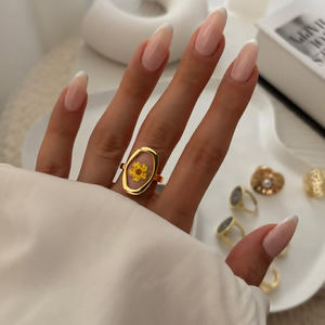 <span class=keywords><strong>Anillo</strong></span> de flores secas para <span class=keywords><strong>mujer</strong></span> PVD <span class=keywords><strong>oro</strong></span> Acero inoxidable redimensionable asimétrico estilo fundido marco resina sellada <span class=keywords><strong>anillo</strong></span> de flor amarilla Natural - Product Image 4
