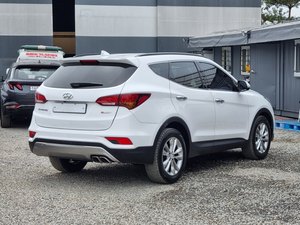 Robusto SantaFe Blanco 2017, SUV Familiar Diésel de Primera Calidad, 7 Plazas, un Auto Duradero - Product Image 2
