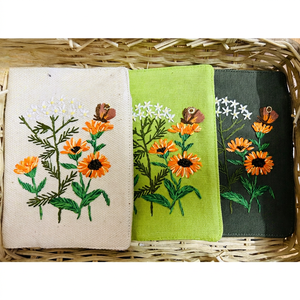 Envoltura de pasaporte bordada a mano personalizable decorada con flores y animales - Product Image 1