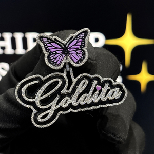 Colgante Personalizado con Nombre Goldita y Mariposa Morada, Letra Decorativa con Acabado en Blanco y Negro - Product Image 6