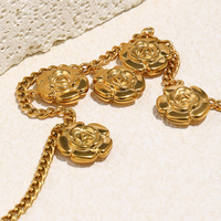 Accessoires très vendus, plaqués en acier inoxydable avec des chaînes latérales en or 18 carats, pendentifs floraux, colliers et accessoires pour femmes
