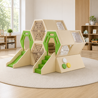 Aire de jeux commerciale en nid d'abeille, équipement de jeu souple vert et beige, toboggan d'escalade intérieur pour enfants, idéal pour les garderies, les écoles maternelles et la location événementielle