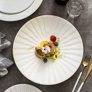 Élégance royale simple Assiette à dîner en céramique rétro or blanc Vaisselle en porcelaine à contour convexe concave