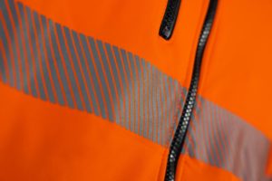 Chaquetas de Seguridad Personalizables con Franjas Reflectantes de 360 Grados, Manga Larga, en Verde, Naranja y Negro, con Tres Bolsillos y Cierre de Cremallera - Product Image 3