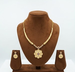 DIVYORO Conjunto de colgante de flores de lujo para mujer, conjunto de collar y pendientes de joyería con flores chapadas en oro para boda nupcial - Product Image 1