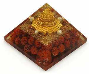 ปิรามิดพลังงานรุทรักก้าพร้อม Shree Yantra และไข่มุกสำหรับการทำสมาธิและการรักษาทางจิตวิญญาณ - Product Image 1