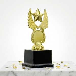 Trophée en plastique avec fibres dorées, plaque gravée motif étoile et ailes, base noire pour cérémonie de remise des prix - Product Image 1